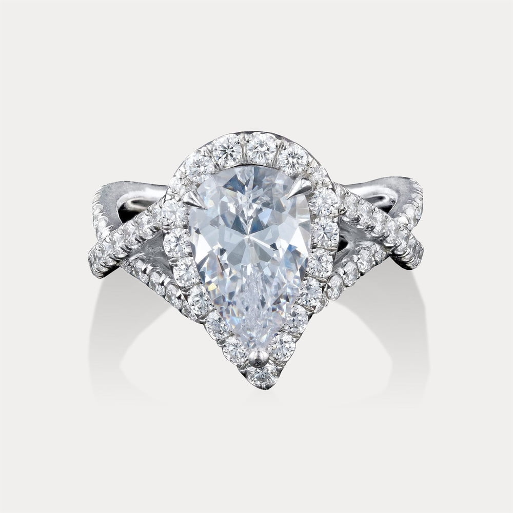 Pear Halo Crossover Pavé