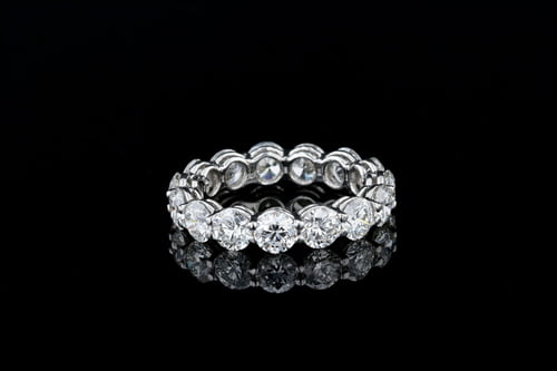 Round Diamond Shared Prong Band