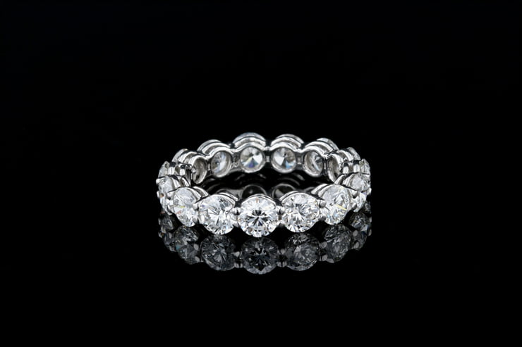 Round Diamond Shared Prong Band